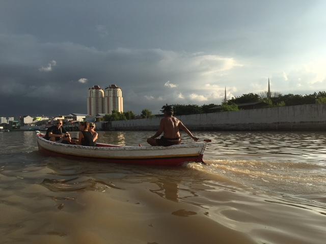  Berperahu di Belantara Jakarta