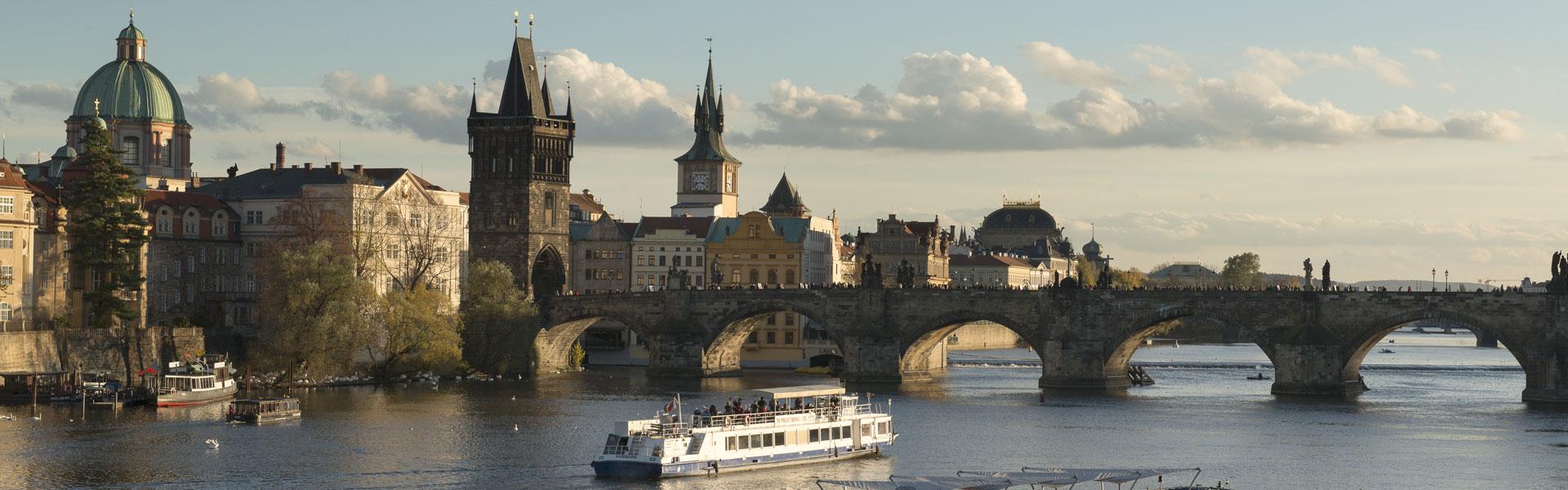  Jembatan di Praha ini Bakal Bikin Kamu Balik Lagi