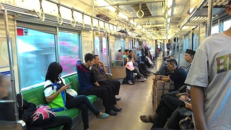  Penumpang KRL Boleh Makan dan Minum untuk Membatalkan Puasa