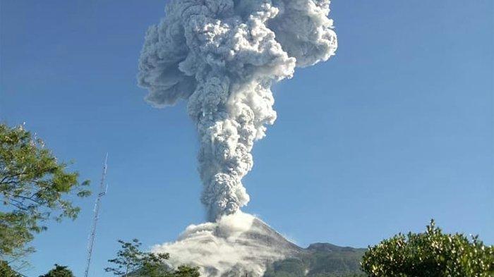  Gunung Merapi Semburkan Awan Panas