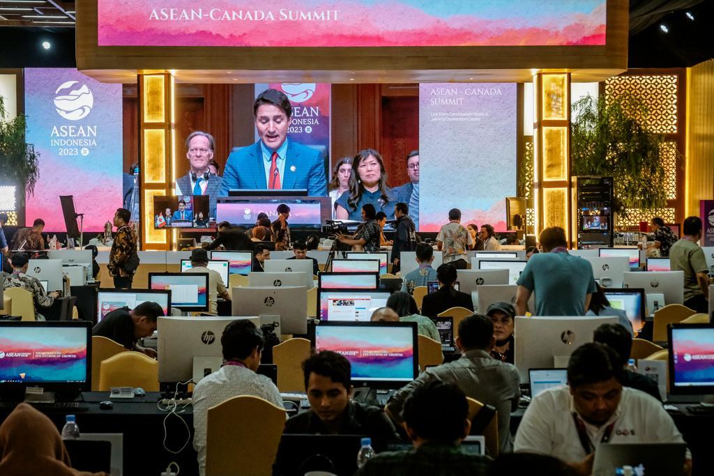  Menparekraf Undang Maskapai Negara ASEAN Buka Rute Penerbangan ke Indonesia