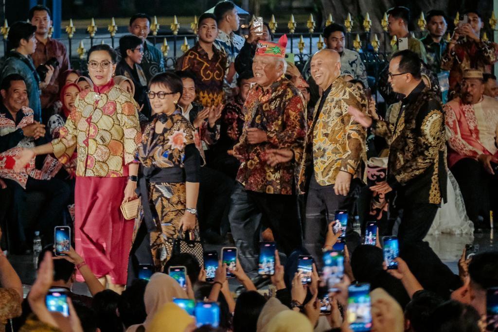  Keindahan Batik Nusantara Berkibar di Istana Berbatik