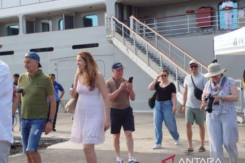  Kapal Pesiar Asing Semakin Tertarik Bersandar di Pelabuhan Badas Sumbawa