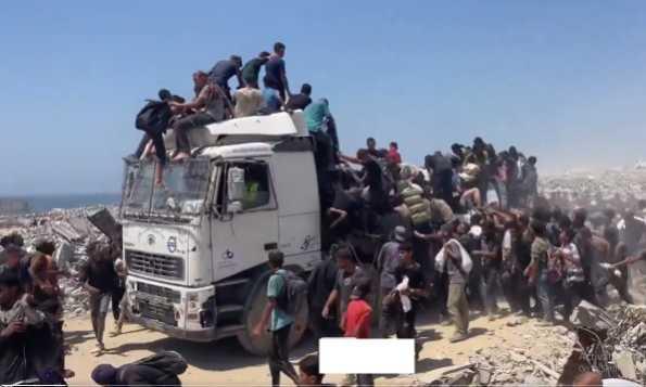 Truk Pengangkut Bantuan Terguling di Jalur Gaza, 20 Warga Palestina Tewas