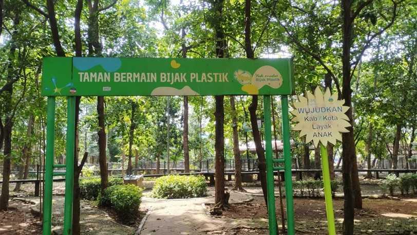 Di Balik Padatnya Bekasi, Ada Ruang Teduh Bernama Hutan Kota