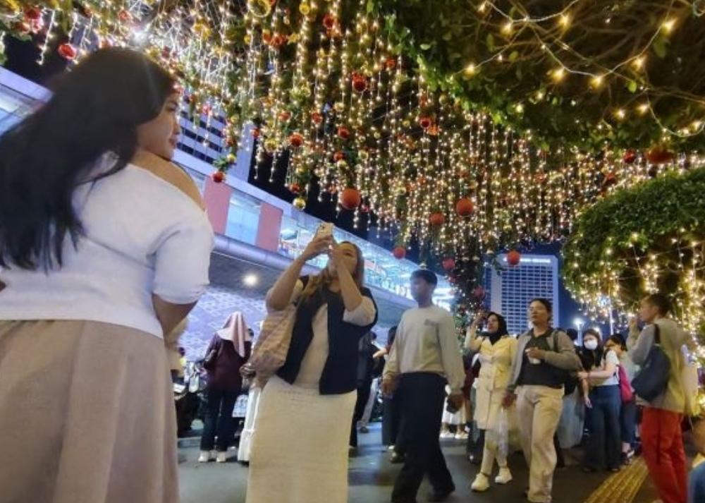 Jakarta Light Festival 2025 Edisi Natal, Bundaran HI Diserbu Warga