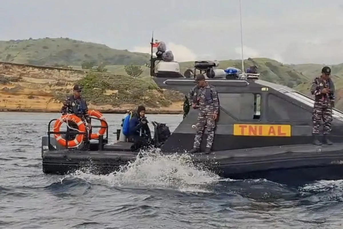 TNI AL Kerahkan Alutsista Cari Korban KM Putri Sakinah di Labuan Bajo