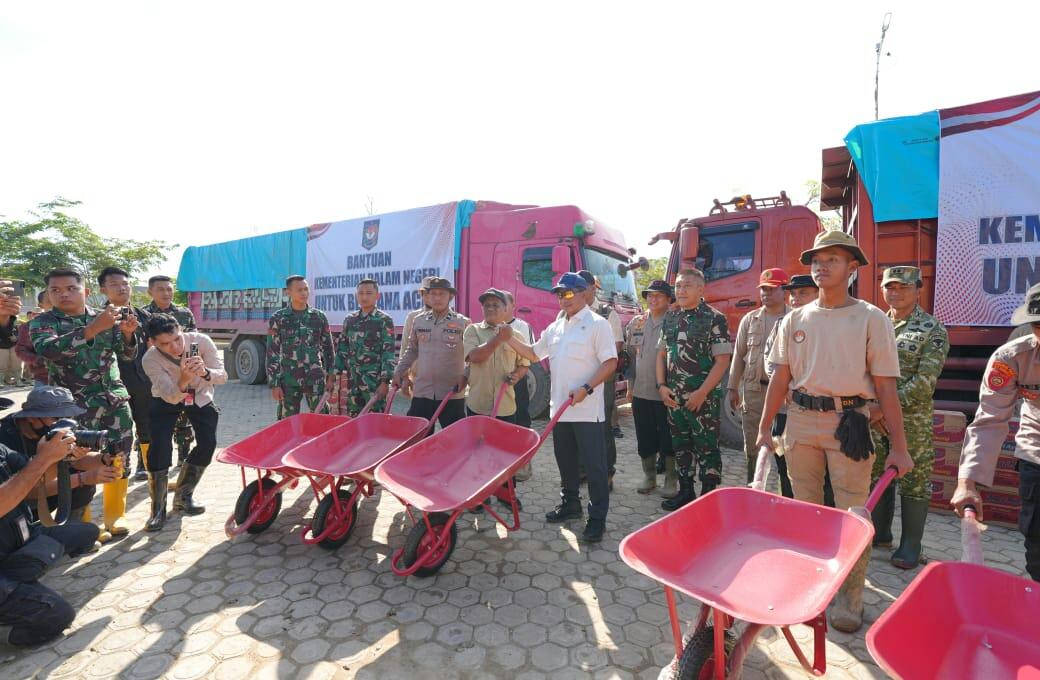 Percepat Pemulihan Aceh Tamiang, Mendagri Serahkan Bantuan Gerobak Dorong dan Bahan Makanan