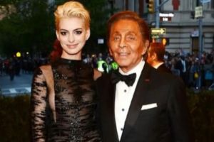 Anne Hathaway Kenang Persahabatan 20 Tahun dengan Valentino Garavani yang Baru Wafat