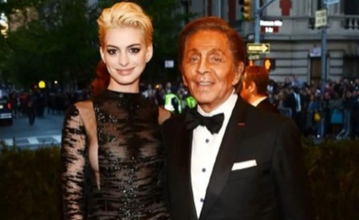 Anne Hathaway Kenang Persahabatan 20 Tahun dengan Valentino Garavani yang Baru Wafat