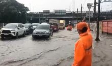  Banjir 50 Cm Rendam Jalan Raya Bekasi Timur, Lalu Lintas di Sekitar Stasiun Jatinegara Tersendat