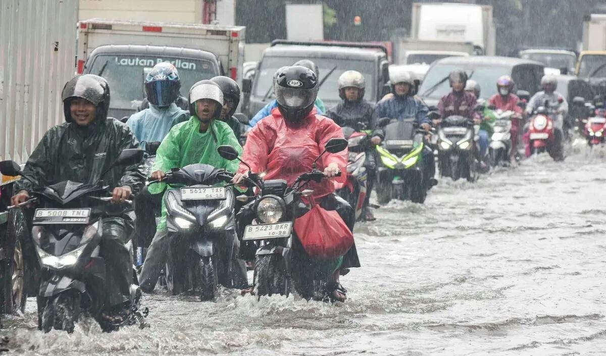 Banjir Rendam Jalan DI Panjaitan, 25 Personel Gabungan Dikerahkan Atur Lalu Lintas