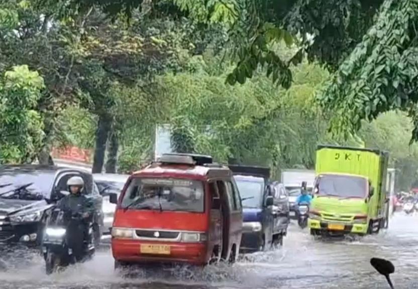 Langganan Banjir, Jalan Tubagus Angke Kembali Tergenang Usai Hujan
