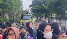 Kemacetan Parah Akibat Banjir, Penumpang Transjakarta Turun dan Naik Truk di Daan Mogot