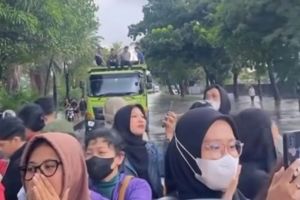 Kemacetan Parah Akibat Banjir, Penumpang Transjakarta Turun dan Naik Truk di Daan Mogot