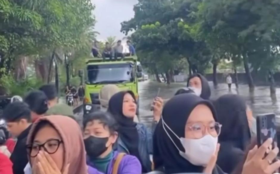 Kemacetan Parah Akibat Banjir, Penumpang Transjakarta Turun dan Naik Truk di Daan Mogot