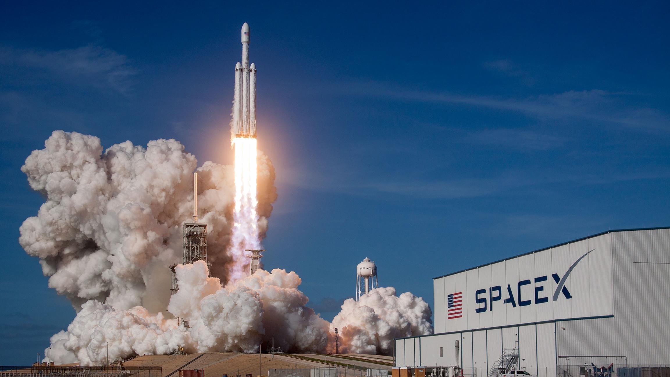Menuju IPO Triliunan Dolar, SpaceX  Pertimbangkan Merger dengan Tesla atau  xAI 