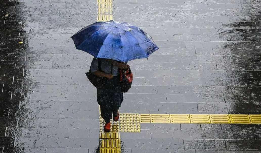 BMKG: Hujan Ringan Guyur Jakarta Hari Ini, Warga Diminta Waspada Cuaca Ekstrem