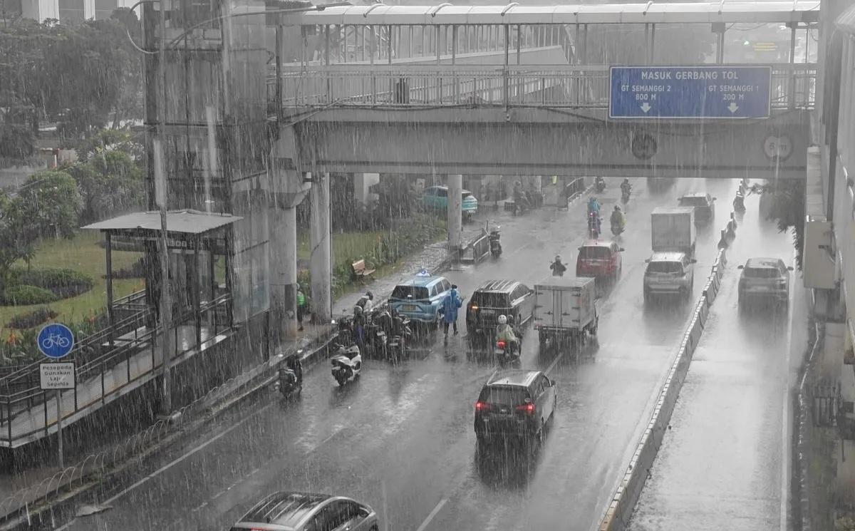 BMKG Prediksi Jakarta Diguyur Hujan Ringan Sore hingga Malam 