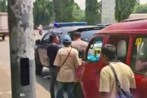 Dua Sopir Angkot di Ciracas Ditangkap Usai Pecahkan Kaca Mobil, Dipicu Emosi di Jalan