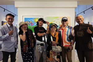 Helena Muljanto dan Jinga Wildrose: Saat Lukisan Menimbang Alam, Neraca Kesetaraan & Takhta di Keraton Nusantara