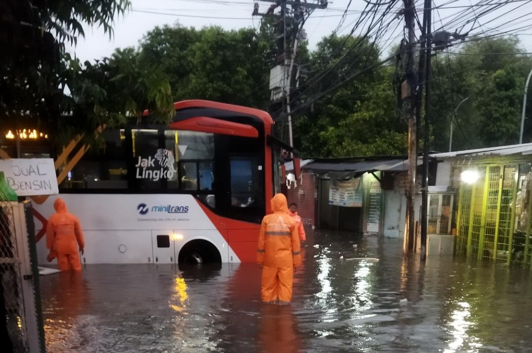 Banjir Jakarta Selatan, Jalan Ciledug Raya Tergenang hingga Lutut Orang Dewasa