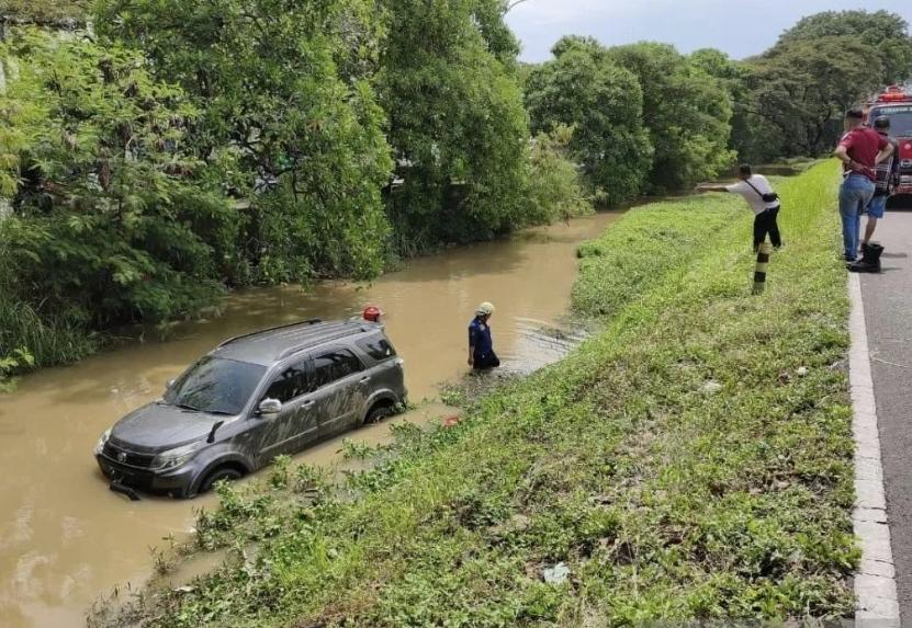 Mobil Nyemplung ke Sungai di Tangerang, Sopir Diduga Kurang Konsentrasi