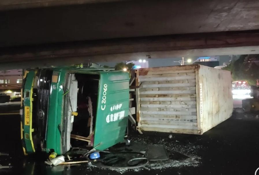 Truk Kontainer Terguling di Bawah Flyover Tomang, Sopir Alami Cedera Ringan