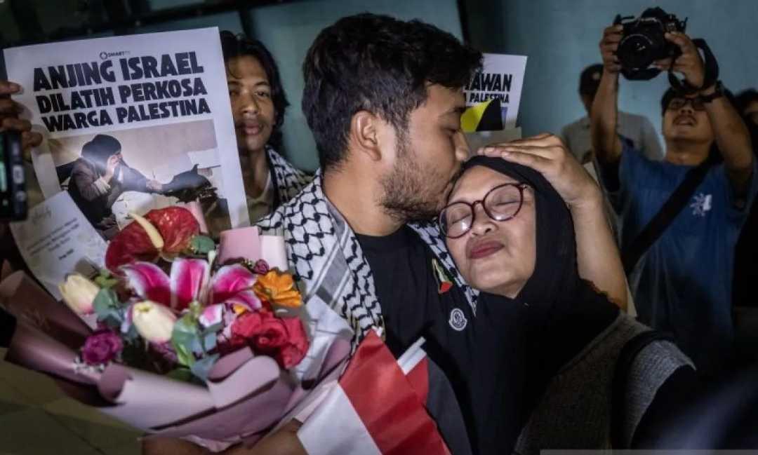 9 WNI Korban Penahanan Israel Akhirnya Tiba di Indonesia, Disambut Menlu di Bandara Soetta