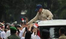 Prabowo Naik Maung Putih RI 1, Warga Bandung Antusias Sambut Kedatangannya