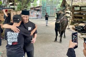 Irfan Hakim Bagikan Sapi Kurban untuk Keluarga hingga Karyawan, Suasana Haru Pecah