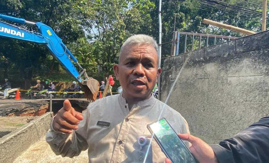 Jalan Amblas di Lenteng Agung Diduga akibat Beton Keropos, Arus Lalu Lintas Menuju Depok Tersendat