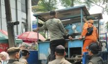 Respons Keluhan Warga, Satpol PP Jaksel Tertibkan PKL di Sekitar Blok M Square