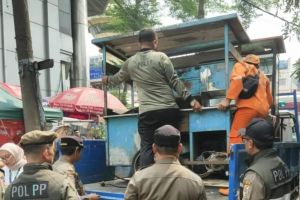 Respons Keluhan Warga, Satpol PP Jaksel Tertibkan PKL di Sekitar Blok M Square