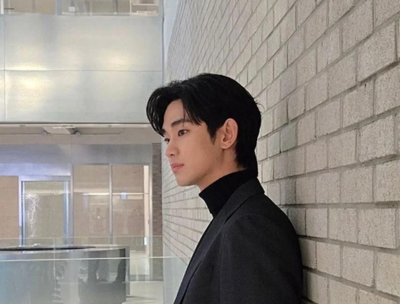 Setelah Diterpa Kontroversi, Kim Soo Hyun Kembali ke Dunia Hiburan Lewat Iklan Bench