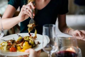 Makan Malam Lebih Awal Bisa Bantu Turunkan Kolesterol dan Jaga Kesehatan Jantung