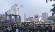 Massa Mahasiswa Tertahan di Thamrin, Aparat Blokade Akses Menuju Bundaran HI