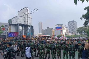 Massa Mahasiswa Tertahan di Thamrin, Aparat Blokade Akses Menuju Bundaran HI