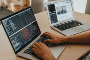 Terlalu Lama Mengetik dan Main Gadget? Waspadai Cedera Saraf dan Pergelangan Tangan