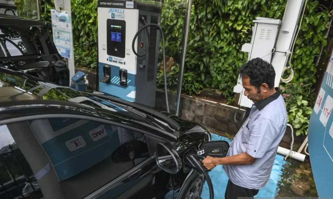 Insentif Kendaraan Listrik Masih Dievaluasi, Airlangga: Pemerintah Fokus Siapkan Mobil Nasional