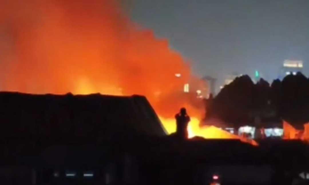 Kebakaran Hebat di Palmerah Jakarta Barat, Lima Rumah Hangus Diduga Berawal dari Kompor Menyala
