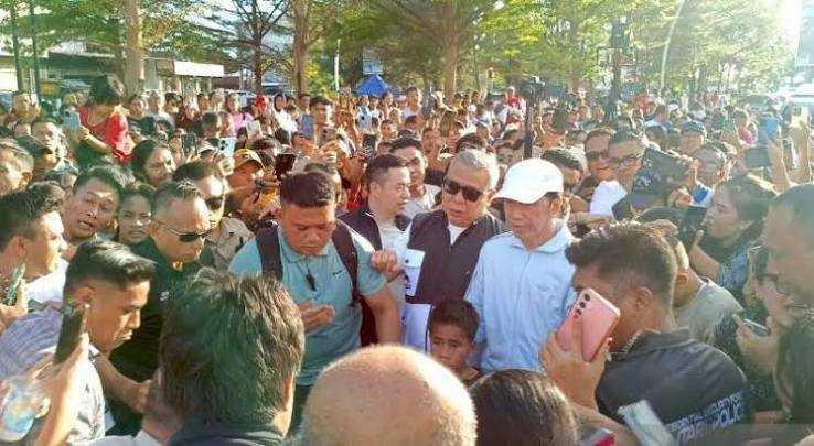 Jalan Santai di CFD Kupang, Jokowi Dikerubuti Warga, UMKM Ikut Panen Rezeki