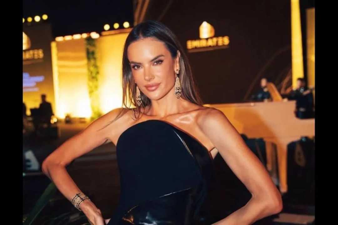 Supermodel Alessandra Ambrosio Bertunangan dengan Buck Palmer, Lamarannya Romantis di Sumba
