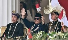 Senyum Prabowo Diapit Jokowi dan Gibran Saat Saksikan Hiburan HUT Ke-81 RI