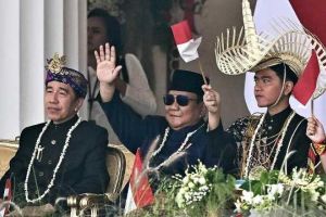 Senyum Prabowo Diapit Jokowi dan Gibran Saat Saksikan Hiburan HUT Ke-81 RI