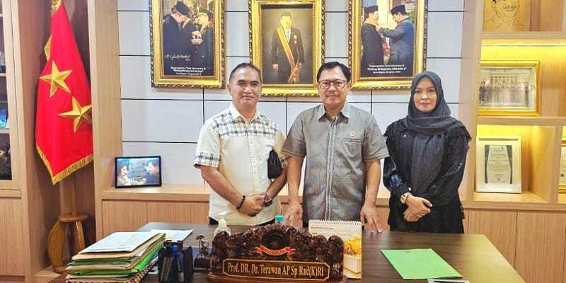Haji Ninong Terharu, Terawan Turun Langsung Ambil Darah untuk Imunoterapi