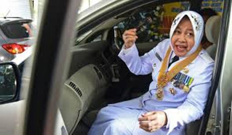  Risma Ditabrak Pelajar Surabaya?