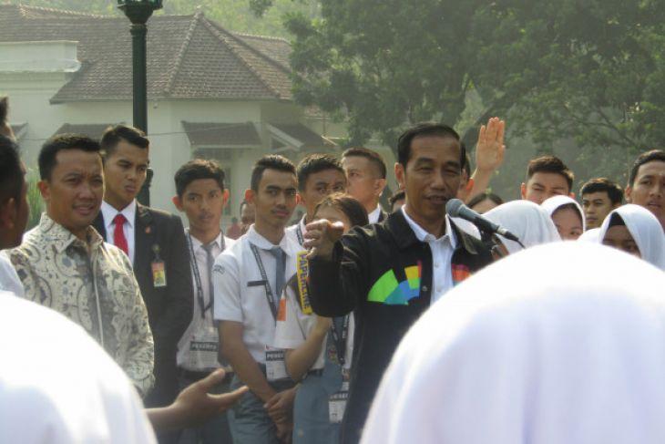  Presiden Berkeliling Istana Bogor Bersama Ratusan Pelajar