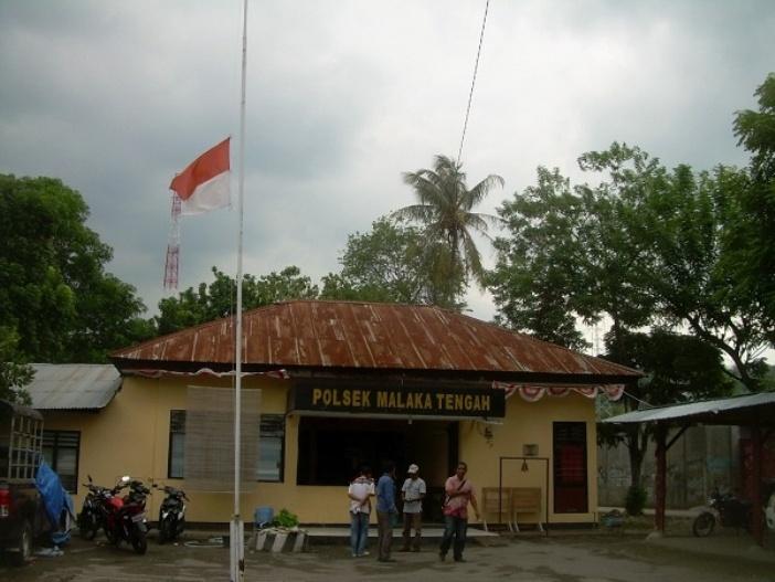  Polri Kibarkan Bendera Merah Putih Setengah Tiang di Malaka