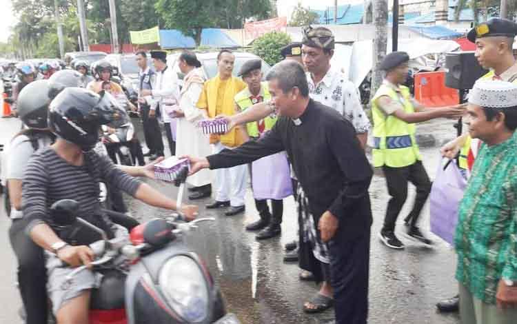  Takjil dan Potret Kerukunan Antarumat Beragama di Sampit 
